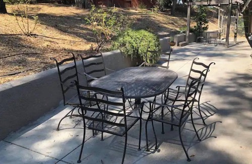 Atascadero House | Welcome Inn: Family Friendly Oasis among the Oaks in Wine Country