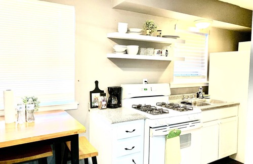 Midtown Apartment | Welcome International Guests, full kitchen, discount shuttle to downtown