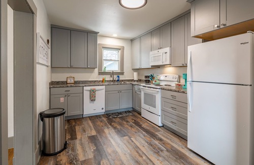 Cody House | Welcome to Bronco Bungalow- walk to downtown Cody