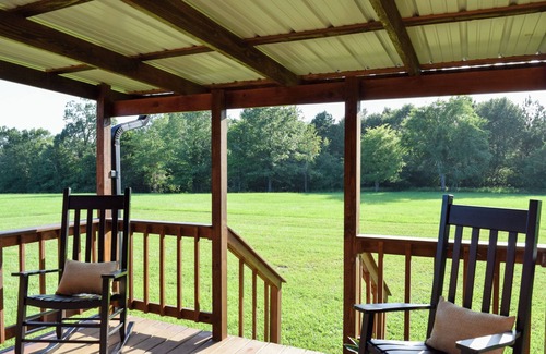 Texarkana Cabin | Welcome to Cabin by the Meadow-your perfect retreat on the outskirts of town!