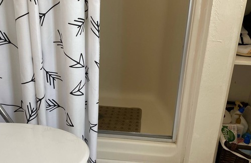 Blenman-Elm House | Welcome to Casa Hibiscus! Amenities galore! Hot tub+bike+bbq+fire pit ! Pets!