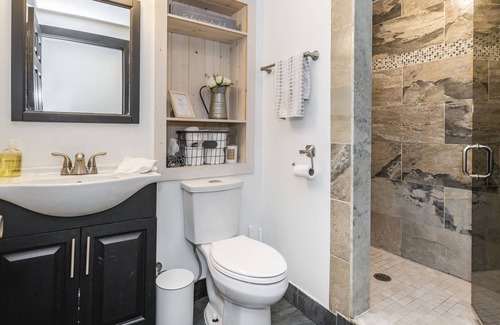 Severn Bridge House | Welcome to Chalet Noir! Waterfront cottage less than 90 mins from Toronto.