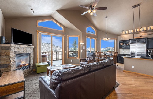 Estes Park Condo | Welcome to Chief Cheley Peak at Mary's Lake w/HOT TUB!