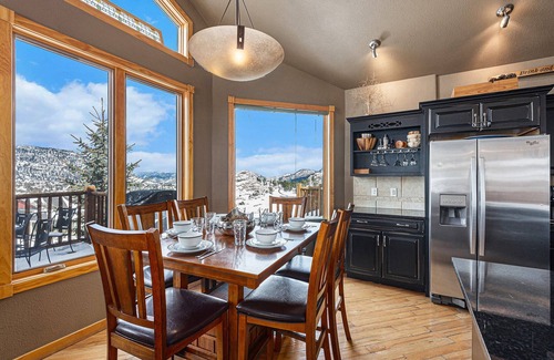 Estes Park Condo | Welcome to Chief Cheley Peak at Mary's Lake w/HOT TUB!