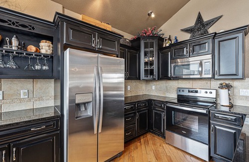 Estes Park Condo | Welcome to Chief Cheley Peak at Mary's Lake w/HOT TUB!
