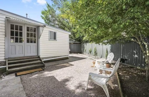Redan House | Welcome to Cosy Cottage – your peaceful 2-bedroom home in the heart of Ballarat