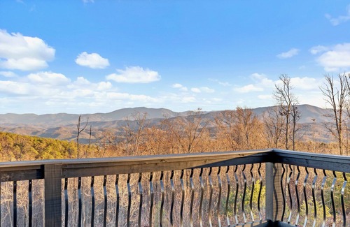 Gatlinburg - Pigeon Forge Cabin | Welcome to Dancing Fox! Luxury 7BR, Indoor Pool, Fire Pit, Wow Views!