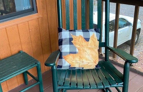 Blairsville Cabin | Welcome to Deer Ridge! Dog Friendly, 2 Bedroom and 2 Bath - sleeps 6.