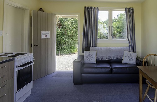 Tasman Cabin | Welcome to Helme Holiday Middle Bach, your secluded kiwi sanctuary