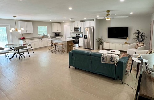 Sarasota House | Welcome to “Idle Time” Tropical Paradise less than 1 mile from Siesta Key.