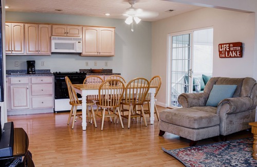 Bronston Condo | Welcome to Lake Home at the Tee Box – Your Lake Home Away From Hom