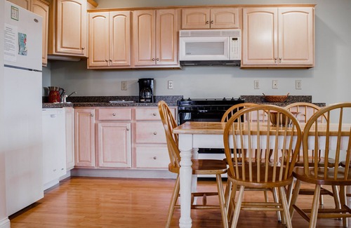 Bronston Condo | Welcome to Lake Home at the Tee Box – Your Lake Home Away From Hom