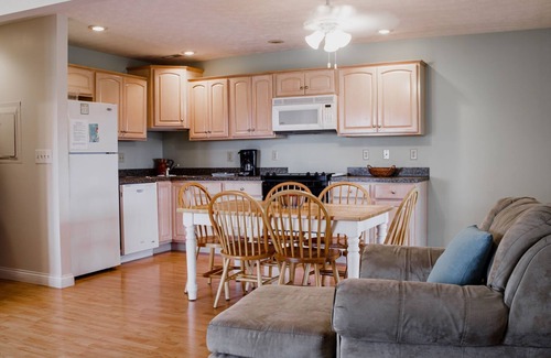 Bronston Condo | Welcome to Lake Home at the Tee Box – Your Lake Home Away From Hom