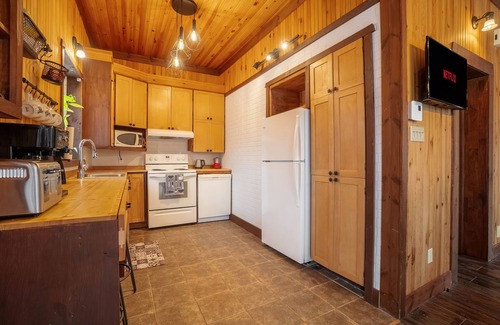 Saint-Faustin-Lac-Carre Ski Chalet | Welcome to Le Vert, our chalet on the edge of the Royal Laurentien Golf Course.