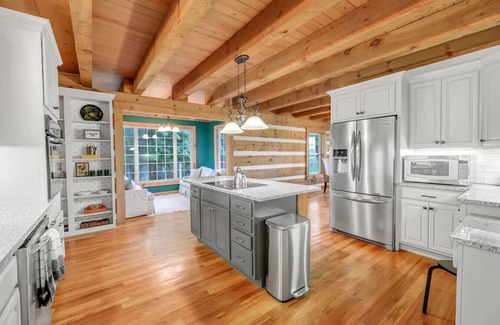 Cross Plains House | Welcome to 'Logging Off' our stunning Log Cabin 35 mins from Downtown Nashville