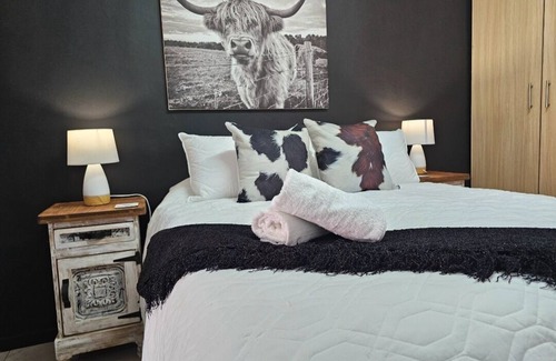 Kimberley Cottage | "Welcome to Moo Manor – Your Tranquil Getaway Near the Heart of Adventure!"n