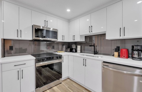 Calgary House | Welcome to our Cozy and luxurious two(2) bedroom basement suitenn