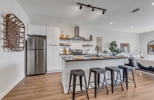 Urbandale Nations Apartment | Welcome to our stylish and spacious apartment near the Nations