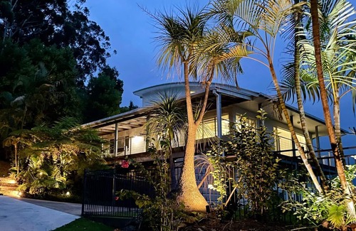 Coffs Harbour House | Welcome to Pacific Vista, a beautiful two-story home located in an idyllic nature setting.