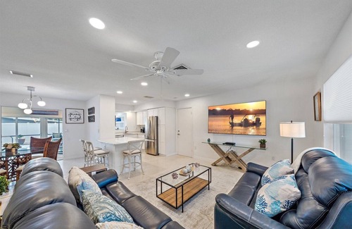 Sarasota House | Welcome to Palm Paradise! A Serene and private 3-bedroom home close to beach!
