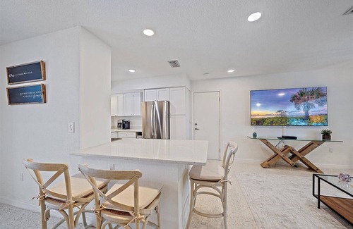 Sarasota House | Welcome to Palm Paradise! A Serene and private 3-bedroom home close to beach!