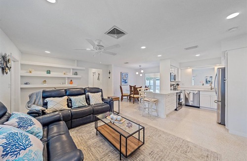 Sarasota House | Welcome to Palm Paradise! A Serene and private 3-bedroom home close to beach!