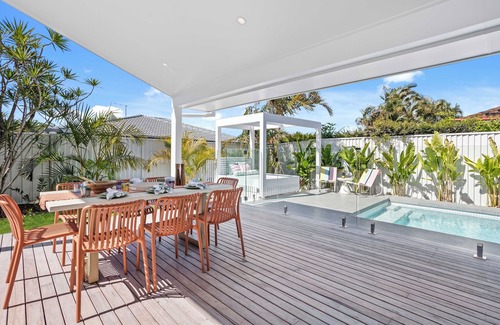 Burleigh Waters Apartment | Welcome to 'Palma Blanca,' a stunning architectural masterpiece!
