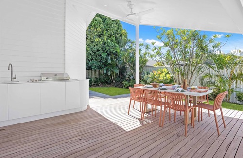 Burleigh Waters Apartment | Welcome to 'Palma Blanca,' a stunning architectural masterpiece!