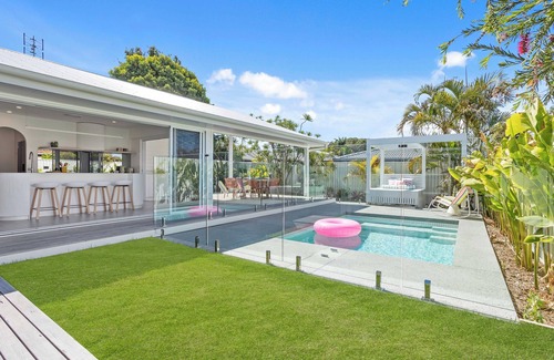 Burleigh Waters Apartment | Welcome to 'Palma Blanca,' a stunning architectural masterpiece!