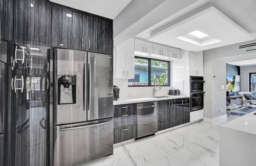 South Lake House | Welcome to Paradise! 1 mile to beach heated pool!