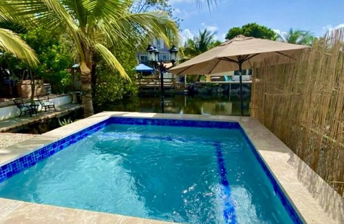 Twin Lakes House | Welcome to Paradise/Waterfront Retreat/Jacuzzi Outdoor kitchen & Entertainment