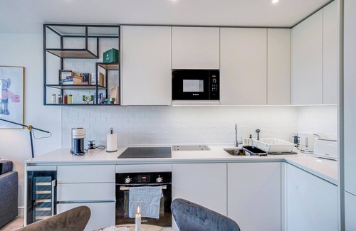 Alperton Apartment | Welcome to Plotseeker’s Modern 2-bedroom flat in Wembley, just minutes from Wembley Stadium and with direct access to Central London and Heathrow. Ideal for families, couples, and business travelers.