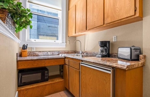 Lower Nob Hill Apartment | Welcome to Powell Place in the Heart of SF