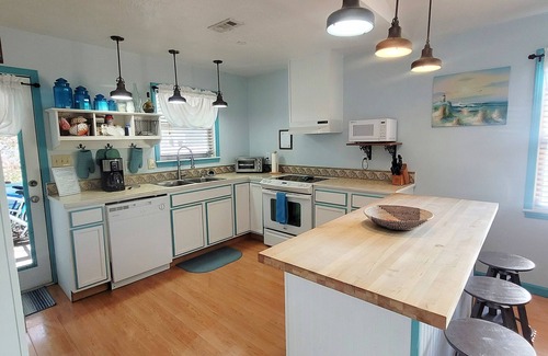 Long Beach Cottage | Welcome to Snapper Cottage! Pet friendly, shaded fenced yard, 2 bath, sleeps 7