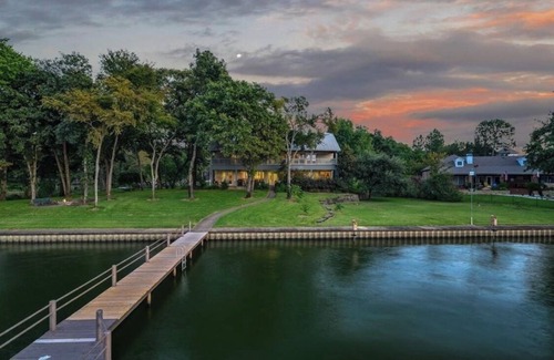 Enchanted Oaks House | Welcome to Sunset Point! Lakefront home for the family vacation of a lifetime!