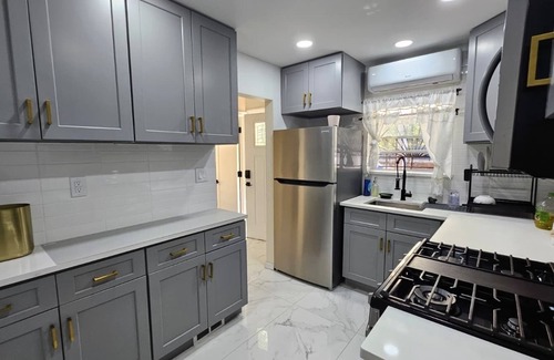 Brownsville House | Welcome to The Brownstone! Renovated home located in the heart of Brooklyn!