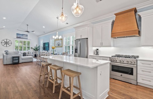 Murrells Inlet House | Welcome to the Captain's Lounge nestled in the heart of Murrells Inlet!