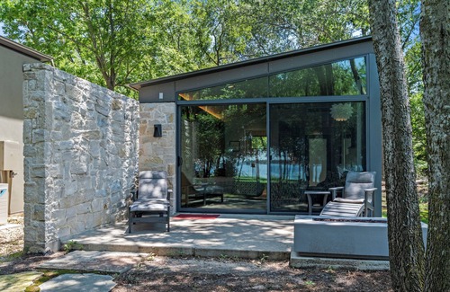Malakoff Cottage | Welcome to The Cardinal Cottage at Sunrise Point 🌅 Escape to the serene beauty of Cedar Creek Lake in the Cardinal Cottage, where modern design meets nature's tranquility. Whether you're here to unwind, get active, or simply enjoy some epic l
