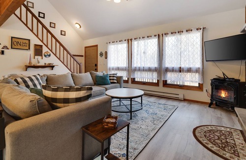 Wallenpaupauk Lake Estates Ski Chalet | Welcome to the Cougar Den Near Beaver Lake Dog Friendly!