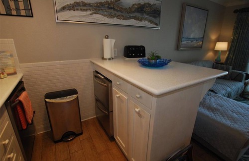 Galveston Apartment | Welcome to the "Emerald Pearl", charming condo located steps away from the beach