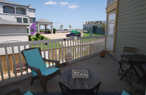 Galveston Apartment | Welcome to the "Emerald Pearl", charming condo located steps away from the beach
