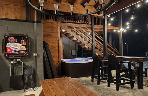 Unaka Cabin | Welcome to the heart of the Smoky Mountains for an unforgettable experience.