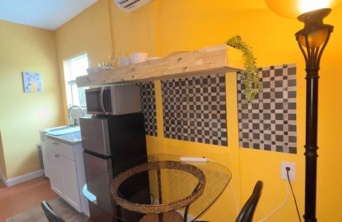 Gulf Breeze House | Welcome to the Jungle - suite 5 mins from the beach!