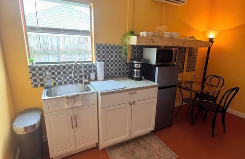 Gulf Breeze House | Welcome to the Jungle - suite 5 mins from the beach!