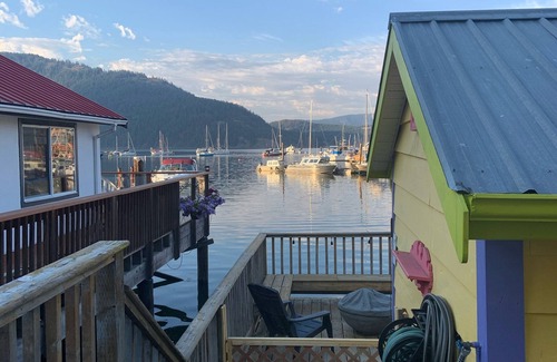 Cowichan Bay Apartment | Welcome To the Ocean Front Cowibbean Guesthouse