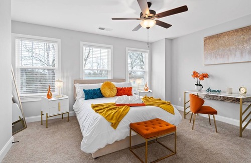 Clarksville House | Welcome to the Orange Beauty Oasis| 3BDRM w/patio Spacious| Shops & Restaurants