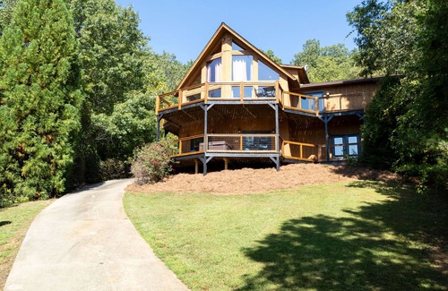 Clarkesville Cabin | Welcome to the Red Star Lodge near Helen, Georgia, a friends and family retreat!