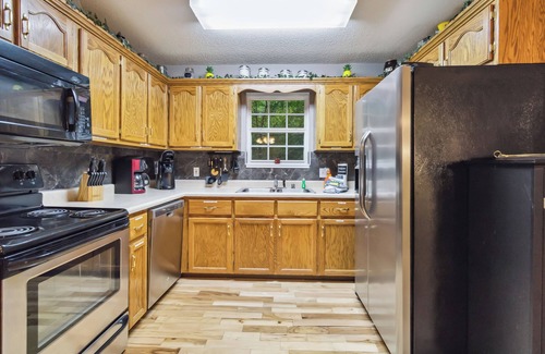 Sloans Valley Cabin | Welcome to “The Retreat on the Hill” – Your Peaceful Lakeside Getaway