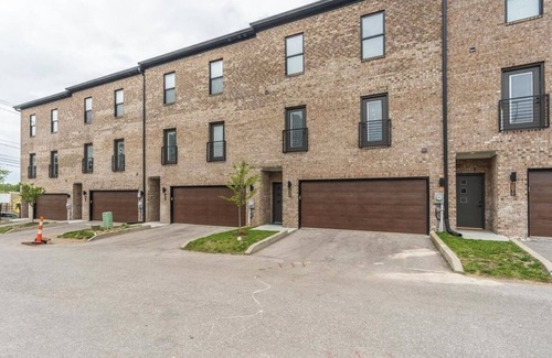 Lexington House | Welcome to The Rupp & Rye, a distillery heights fave townhome, 5min walk to Rupp