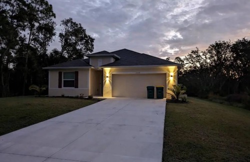 Port Charlotte House | Welcome to the Sunshine! Bring the family! Minutes from the BEACH and shopping!